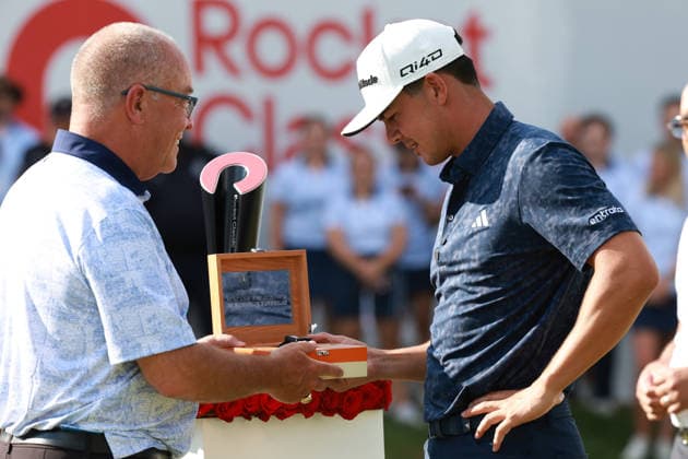 Rocket Classic DETROIT, MICHIGAN - AUGUST 2: Michael Thorbjornsen of the United States is presented with a Shinola watch during the award ceremony after winning the Rocket Classic 2026 at the Detroit Country Club in Detroit, Michigan, MI, USA Sunday, August 2, 2026. Detroit Michigan United States  Copyright: xJorgexLemusx originalFilename:lemus-rocketcl260802_npPSU.jpg