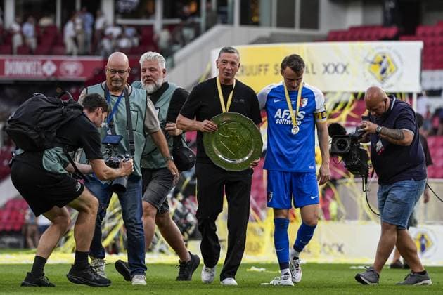 EINDHOVEN - (lr) AZ Alkmaar coach Lee-Roy Echteld and Peer Koopmeiners of AZ Alkmaar celebrate the victory after the 30th edition of the Johan Cruyff Shield between PSV Eindhoven and AZ Alkmaar at the Phillips Stadium on August 2, 2026, in Eindhoven, the Netherlands. TOBIAS KLEUVER ANP Johan Cruijff Shield 2026 27 xVIxANPxSportx xxANPxIVx 564782236 originalFilename: 564782236.jpg