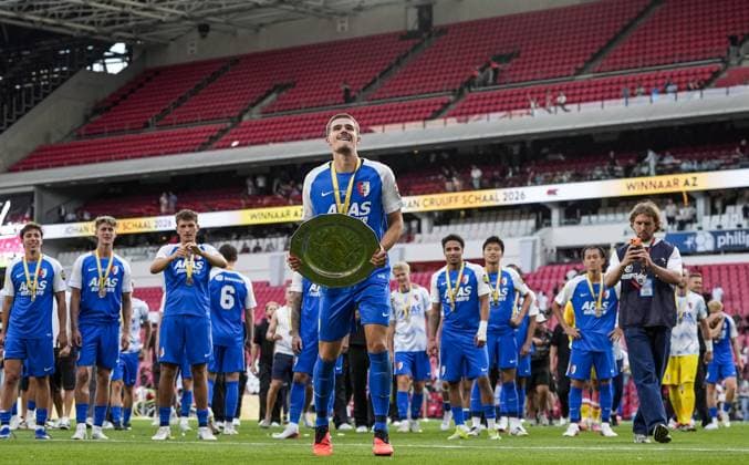 EINDHOVEN - Wouter Goes of AZ Alkmaar celebrates the victory after the 30th edition of the Johan Cruyff Shield between PSV Eindhoven and AZ Alkmaar at the Phillips Stadium on August 2, 2026, in Eindhoven, the Netherlands. TOBIAS KLEUVER ANP Johan Cruijff Shield 2026 27 xVIxANPxSportx xxANPxIVx 564782243 originalFilename: 564782243.jpg