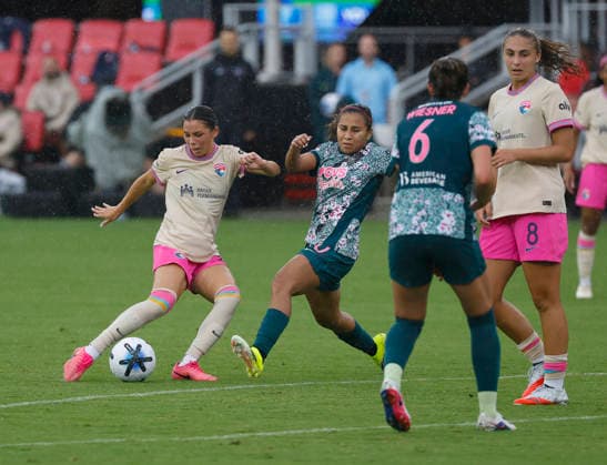 August 2, 2026: San Diego Wave FC Forward 7 Melanie Barcenas takes a shot outside of the 18 yard box during a NWSL soccer match between the Washington Spirit and the San Diego Wave FC at Audi Field in Washington DC. CSM Washington Dc United States of America - ZUMAc04_ 20260802_zma_c04_028 Copyright: xJustinxCooperx