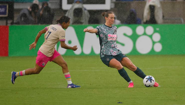 August 2, 2026: Washington Spirit Defender 9 Tara Rudd plays the ball up the field during a NWSL soccer match between the Washington Spirit and the San Diego Wave FC at Audi Field in Washington DC. CSM NWSL 2026 Washington Spirit Vs San Diego Wave FC AUG 02  - ZUMAc04_ 20260802_zma_c04_023 Copyright: xJustinxCooperx