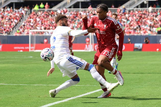 CHICAGO, USA - August 2: Rio Ngumoha (73 Liverpool FC) is fouled by Jayden Bogle (2 Leeds United) during the club friendly game between Liverpool F.C. and Leeds Unites F.C. at Soldier Field on Sunday, August 2 in Chicago, USA  Copyright: xShainaxBenhiyoun SPPx Sportspressphoto_SPR199772