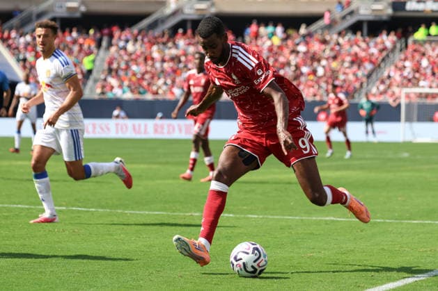 CHICAGO, USA - August 2: Alexander Isak (9 Liverpool FC) dribbles during the club friendly game between Liverpool F.C. and Leeds Unites F.C. at Soldier Field on Sunday, August 2 in Chicago, USA  Copyright: xShainaxBenhiyoun SPPx Sportspressphoto_SPR199778