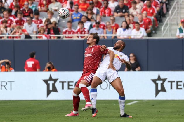 CHICAGO, USA - August 2: Milos Kerkez (6 Liverpool FC) and Lukas Nmecha (14 Leeds United) battle for the ball during the club friendly game between Liverpool F.C. and Leeds Unites F.C. at Soldier Field on Sunday, August 2 in Chicago, USA  Copyright: xShainaxBenhiyoun SPPx Sportspressphoto_SPR199784