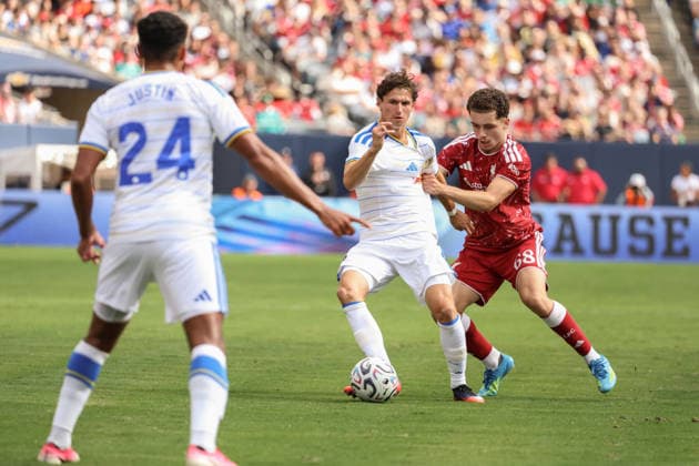 CHICAGO, USA - August 2: Kieran Morrison (68 Liverpool FC) pulls the shirt of Brenden Aaronson (11 Leeds United) during the club friendly game between Liverpool F.C. and Leeds Unites F.C. at Soldier Field on Sunday, August 2 in Chicago, USA  Copyright: xShainaxBenhiyoun SPPx Sportspressphoto_SPR199790
