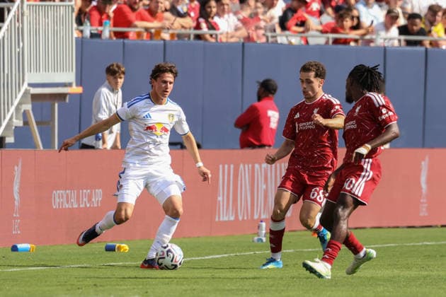 CHICAGO, USA - August 2: Brenden Aaronson (11 Leeds United) dribbles during the club friendly game between Liverpool F.C. and Leeds Unites F.C. at Soldier Field on Sunday, August 2 in Chicago, USA  Copyright: xShainaxBenhiyoun SPPx Sportspressphoto_SPR199800