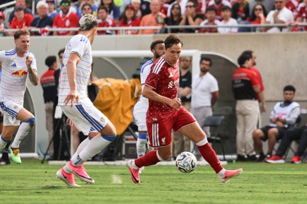 CHICAGO, USA - August 2: Federico Chiesa (14 Liverpool FC) dribbles during the club friendly game between Liverpool F.C. and Leeds Unites F.C. at Soldier Field on Sunday, August 2 in Chicago, USA  Copyright: xShainaxBenhiyoun SPPx Sportspressphoto_SPR199820