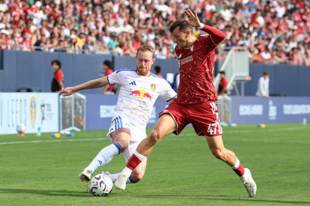 CHICAGO, USA - August 2: Sean Longstaff (8 Leeds United) tackles Calvin Ramsay (47 Liverpool FC) during the club friendly game between Liverpool F.C. and Leeds Unites F.C. at Soldier Field on Sunday, August 2 in Chicago, USA  Copyright: xShainaxBenhiyoun SPPx Sportspressphoto_SPR199829