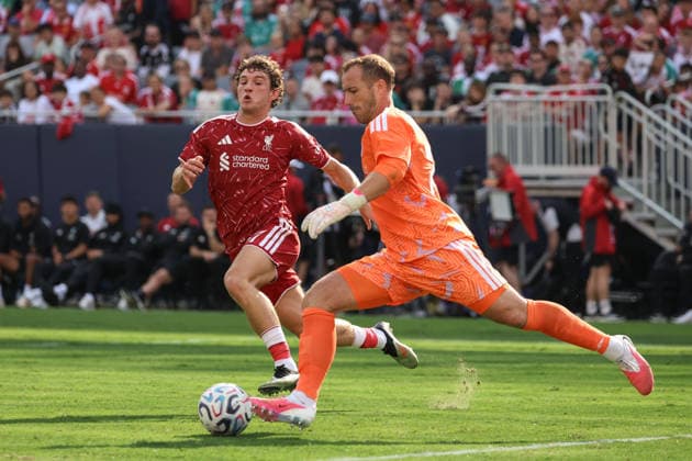 CHICAGO, USA - August 2: Alex Cairns (21 Leeds United) clears the ball during the club friendly game between Liverpool F.C. and Leeds Unites F.C. at Soldier Field on Sunday, August 2 in Chicago, USA  Copyright: xShainaxBenhiyoun SPPx Sportspressphoto_SPR199837