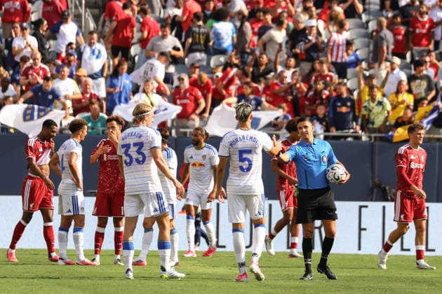 CHICAGO, USA - August 2: Tarik Muharemovic (5 Leeds United) shakes hands with referee after the club friendly game between Liverpool F.C. and Leeds Unites F.C. at Soldier Field on Sunday, August 2 in Chicago, USA  Copyright: xShainaxBenhiyoun SPPx Sportspressphoto_SPR199839