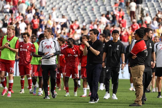 CHICAGO, USA - August 2: Andoni Iraola, Head Coach of Liverpool FC and players applauds fans after the club friendly game between Liverpool F.C. and Leeds Unites F.C. at Soldier Field on Sunday, August 2 in Chicago, USA  Copyright: xShainaxBenhiyoun SPPx Sportspressphoto_SPR199844