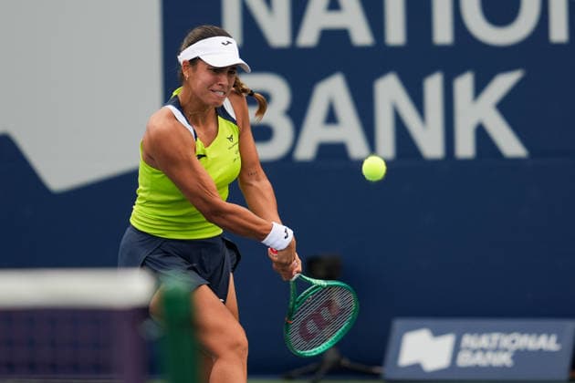 WTA, Tennis Damen Masters 1000 National Bank Open Toronto 2026 - Round of 128 - Day 1 Jessica Bouzas Maneiro of Spain plays a backhand against Ariana Arseneault of Canada during the Women™s Singles round of 128 match on day 1 of the WTA Masters 1000 National Bank Open at Sobeys Stadium. on August 2, 2026 in Toronto, Canada. (Photo by Leonardo Ramirez Eyepix Group) Copyright: xLeonardoxRamirezx xEyepixxGroupx LR02082026-03219