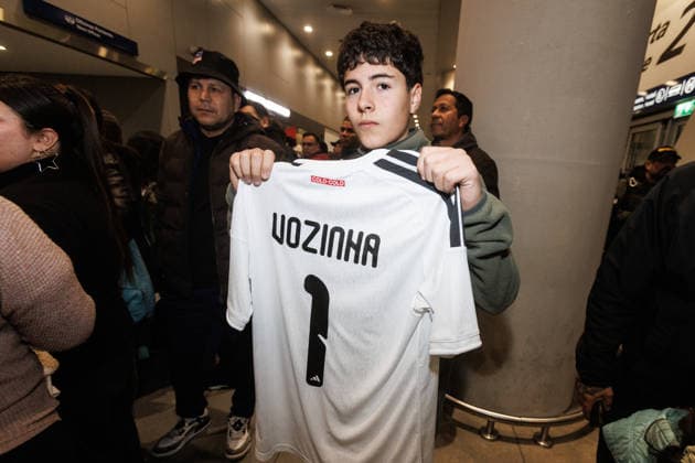 Futbol, Llegada de Vozinha a Chile Hinchas llegan a esperar al nuevo arquero El nuevo portero de Colo Colo Josimar Jose Evora Dias, mas conocido como Vozinha llega a aeropuerto de Santiago 02 08 2026 Diego Martin Photosport Football, Vozinha s arrival to Chile Colo Colo fans waiting the arrive The new goalkeeper of Colo Colo Josimar Jose Evora Dias, alias Vozinha, arrives at the Santiago airport 02 08 2026 Diego Martin Photosport Vozinha llega a Chile 