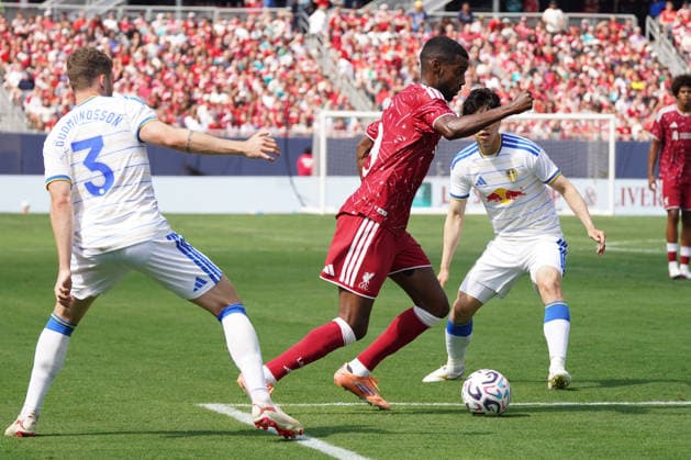 Alexander Isak (C) of Liverpool vies Gabriel Gudmundsson (L) of Leeds for the ball during a friendly match between Liverpool and Leeds at Soldier Field in Chicago, USA, 02 August 2026. Friendly: Liverpool - Leeds !ACHTUNG: NUR REDAKTIONELLE NUTZUNG!  Copyright: xKennethxFernándezx AME5464 20260803-55021059742_1
