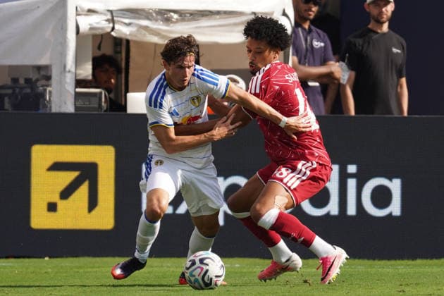 Calum Scanlon (R) of Liverpool challenges Brenden Aaronson of Leeds for the ball during a friendly match between Liverpool and Leeds at Soldier Field in Chicago, USA, 02 August 2026. Friendly: Liverpool - Leeds !ACHTUNG: NUR REDAKTIONELLE NUTZUNG!  Copyright: xKennethxFernándezx AME5501 20260803-55021059749_1