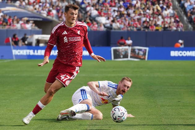 Calvin Ramsay (L) of Liverpool controls the ball during a friendly match between Liverpool and Leeds at Soldier Field in Chicago, USA, 02 August 2026. Friendly: Liverpool - Leeds !ACHTUNG: NUR REDAKTIONELLE NUTZUNG!  Copyright: xKennethxFernándezx AME5480 20260803-55021059751_1