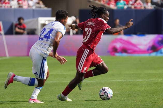 Jeremie Frimpong (R) of Liverpool vies James Justin of Leeds for the ball during a friendly match between Liverpool and Leeds at Soldier Field in Chicago, USA, 02 August 2026. Friendly: Liverpool - Leeds !ACHTUNG: NUR REDAKTIONELLE NUTZUNG!  Copyright: xKennethxFernándezx AME5483 20260803-55021059752_1