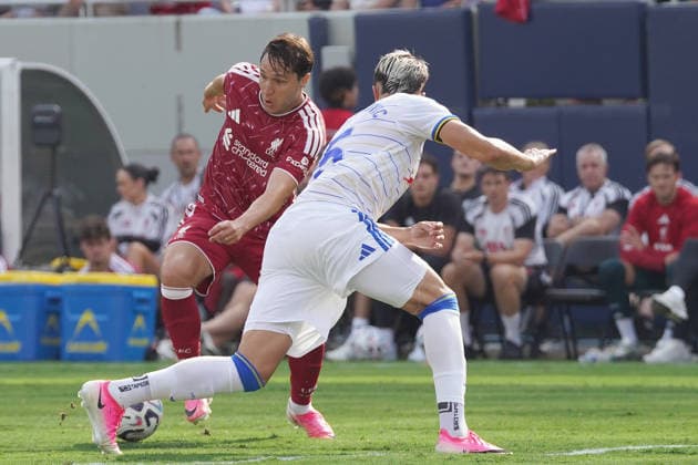 Federico Chiesa (L) of Liverpool controls the ballduring a friendly match between Liverpool and Leeds at Soldier Field in Chicago, USA, 02 August 2026. Friendly: Liverpool - Leeds !ACHTUNG: NUR REDAKTIONELLE NUTZUNG!  Copyright: xKennethxFernándezx AME5485 20260803-55021059753_1