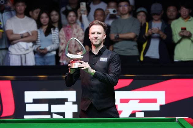 SHANGHAI, CHINA - AUGUST 02: Champion Judd Trump of England celebrates with the trophy after winning the Final match against Kyren Wilson of England on Day 7 of the 2026 Snooker Shanghai Masters at Luwan Gymnasium on August 2, 2026 in Shanghai, China.  Copyright: xChinaxNewsxServicex 111657843524