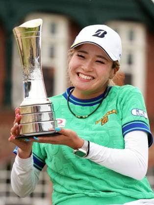 Golf: Women s British Open Shiho Kuwaki of Japan poses with the victor s trophy after winning the Women s British Open golf tournament on Aug. 2, 2026, at Royal Lytham &amp; St Annes Golf Club in Lytham St Annes, England.  A14AA0005624879P