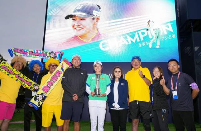Golf: Women s British Open Japan s Shiho Kuwaki (C) poses for a photo with her father Masatoshi (3rd from R) and mother Hiroko (4th from R) after winning the Women s British Open golf tournament on Aug. 2, 2026, at Royal Lytham &amp; St Annes Golf Club in Lytham St Annes, England.  A14AA0005624886P