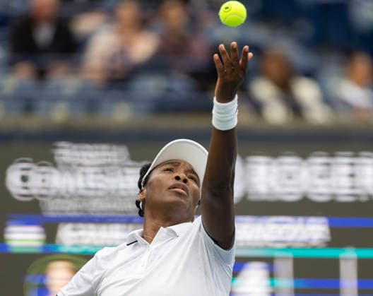 (260803) -- TORONTO, Aug. 3, 2026 -- Venus Williams of the United States serves during the first round of the women s singles match between Kamilla Rakhimova of Uzbekistan and Venus Williams of the United States at the 2026 National Bank Open tennis tournament in Toronto, Canada, Aug. 2, 2026. (Photo by Xinhua) (SP)CANADA-TORONTO-TENNIS-NATIONAL BANK OPEN-WOMEN S SINGLES ZouxZheng 