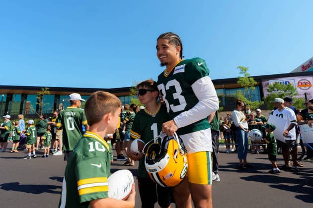 Green Bay Packers Training Camp 2026 Evan Williams 33 of the Green Bay Packers interacts with young fans while holding his helmet at the Green Bay Packers training camp at Ray Nitschke Field in Ashwaubenon, Wisconsin, on August 2, 2026. Ashwaubenon Wisconsin United States  Copyright: xRossxHarriedx originalFilename:harried-greenbay260802_np4Au.jpg