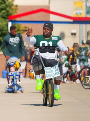 Green Bay Packers Training Camp 2026 Warren Brinson 91 of the Green Bay Packers rides a bicycle during the Green Bay Packers training camp at Ray Nitschke Field in Ashwaubenon, Wisconsin, on August 2, 2026. Ashwaubenon Wisconsin United States  Copyright: xRossxHarriedx originalFilename:harried-greenbay260802_npuHH.jpg