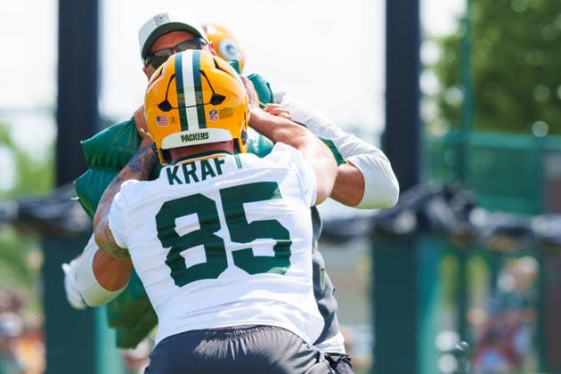 Green Bay Packers Training Camp 2026 Tucker Kraft 85 of the Green Bay Packers pushes against a blocking pad during the Green Bay Packers training camp at Ray Nitschke Field in Ashwaubenon, Wisconsin, on August 2, 2026. Ashwaubenon Wisconsin United States  Copyright: xRossxHarriedx originalFilename:harried-greenbay260802_np0uN.jpg