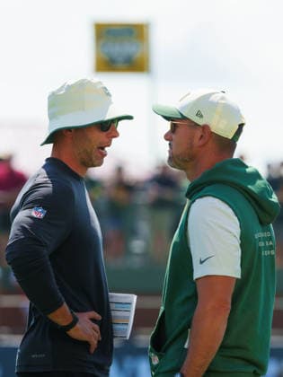 Green Bay Packers Training Camp 2026 Head coach Matt Lafleur of the Green Bay Packers talks to a staff member during the Green Bay Packers training camp at Ray Nitschke Field in Ashwaubenon, Wisconsin, on August 2, 2026. Ashwaubenon Wisconsin United States  Copyright: xRossxHarriedx originalFilename:harried-greenbay260802_np1co.jpg
