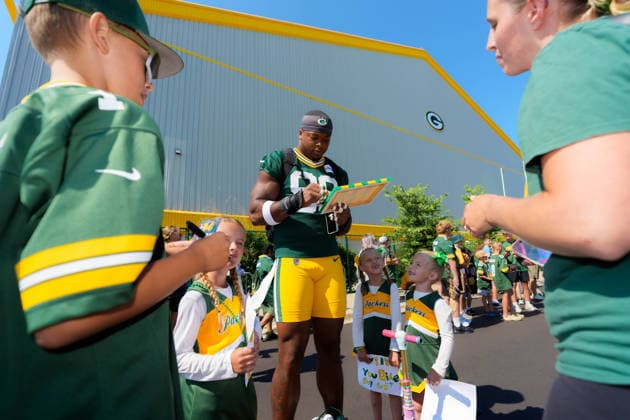 Green Bay Packers Training Camp 2026 Javon Hargrave 98 of the Green Bay Packers signs an autograph for a young fan during the Green Bay Packers training camp at Ray Nitschke Field in Ashwaubenon, Wisconsin, on August 2, 2026. Ashwaubenon Wisconsin United States  Copyright: xRossxHarriedx originalFilename:harried-greenbay260802_npzKm.jpg
