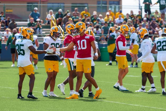 Green Bay Packers Training Camp 2026 Jordan Love 10 of the Green Bay Packers high-fives teammates including Jaden Nixon 35 and Damien Martinez 26 during training camp at Ray Nitschke Field in Ashwaubenon, Wisconsin, on August 2, 2026. Ashwaubenon Wisconsin United States  Copyright: xRossxHarriedx originalFilename:harried-greenbay260802_npDTm.jpg