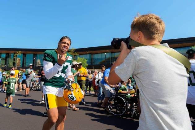 Green Bay Packers Training Camp 2026 Evan Williams 33 of the Green Bay Packers poses for a photograph with a fan at the Green Bay Packers training camp at Ray Nitschke Field in Ashwaubenon, Wisconsin, on August 2, 2026. Ashwaubenon Wisconsin United States  Copyright: xRossxHarriedx originalFilename:harried-greenbay260802_np2fa.jpg