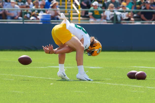 Green Bay Packers Training Camp 2026 Cal Adomitis 43 of the Green Bay Packers snaps a football during training camp at Ray Nitschke Field in Ashwaubenon, Wisconsin, on August 2, 2026. Ashwaubenon Wisconsin United States  Copyright: xRossxHarriedx originalFilename:harried-greenbay260802_npaHf.jpg