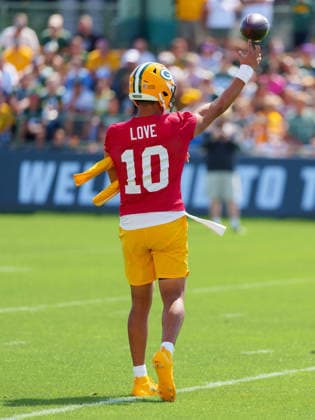 Green Bay Packers Training Camp 2026 Jordan Love, number 10 of the Green Bay Packers, throws a football during training camp at Ray Nitschke Field in Ashwaubenon, Wisconsin, on August 2, 2026. Ashwaubenon Wisconsin United States  Copyright: xRossxHarriedx originalFilename:harried-greenbay260802_npTRL.jpg