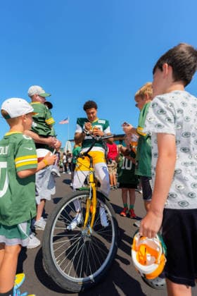 Green Bay Packers Training Camp 2026 Domani Jackson 20 of the Green Bay Packers signs an autograph on a football helmet for a young fan while sitting on a bicycle at the Green Bay Packers training camp at Ray Nitschke Field in Ashwaubenon, Wisconsin, on August 2, 2026. Ashwaubenon Wisconsin United States  Copyright: xRossxHarriedx originalFilename:harried-greenbay260802_npoDS.jpg