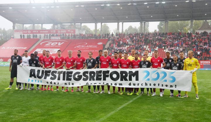 Zwickau, 01.08.2026, Stadion Zwickau, Fußball, Regionalliga Nordost, FSV Zwickau vs. Greifswalder FC , Im Bild; Vor dem Spiel in Zwickau. Protest für die Regionalligareform. Kompassmodell. , Nur zur redaktionellen Nutzung. Only editorial use. , NOFV regulations prohibit any use of photographs as image sequences and or quasi-video. ,