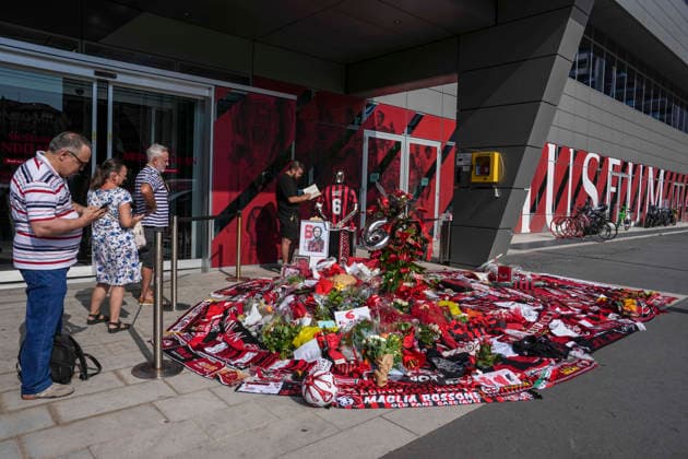 Tifosi in coda per rendere omaggio a Franco Baresi, presso la sede della societÃ Casa Milan, Milano (Italy) August 3, 2026 (Photo Claudio Furlan LaPresse) Fans queuing to pay their respects to Franco Baresi at the Casa Milan club headquarters, Milan (Italy), 3 August 2026 (Photo: Claudio Furlan LaPresse)  Copyright: xClaudioxFurlan LaPressex