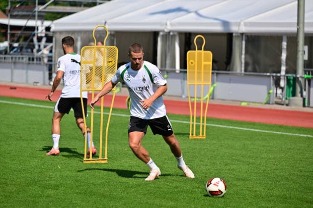 03.08.2026; Rottach-Egern; Fussball, Herren, Saison 2026 2027, Trainingslager Borussia Moenchengladbach Nico Elvedi (Gladbach) ist zurück. Er trainierte in seiner ersten Einheit individuell DFL regulations prohibit any use of photographs as image sequences and or quasi-video. Stadion Am Birkenmoos Bayern Deutschland *** August 3, 2026 Rottach Egern Soccer, Men s, 2026–2027 season, Borussia Mönchengladbach training camp: Nico Elvedi—Gladbach is back. He trained individually during his first session. DFL regulations prohibit any use of photographs as image sequences and or quasi-video. Am Birkenmoos Stadium, Bavaria, Germany