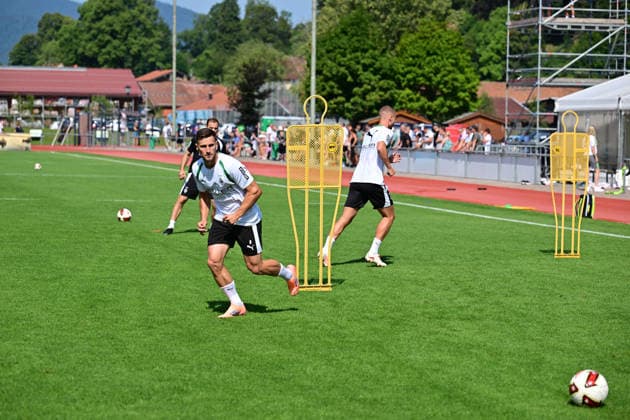 03.08.2026; Rottach-Egern; Fussball, Herren, Saison 2026 2027, Trainingslager Borussia Moenchengladbach Enzo Leopold (Gladbach, li.) und Nico Elvedi (Gladbach, re.) trainierten individuell DFL regulations prohibit any use of photographs as image sequences and or quasi-video. Stadion Am Birkenmoos Bayern Deutschland *** August 3, 2026 Rottach Egern Soccer, Men s, 2026–2027 season, Borussia Mönchengladbach training camp: Enzo Leopold (Gladbach, left) and Nico Elvedi (Gladbach, right) trained individually. DFL regulations prohibit any use of photographs as image sequences and or quasi-video. Am Birkenmoos Stadium, Bavaria, Germany