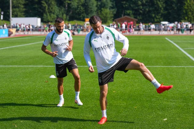 03.08.2026, xydrx, Fußball, Trainingslager, Borussia Mönchengladbach, Saison 2026 2027, Stadion am Birkenmoos: Franck Honorat (Borussia Moenchengladbach, 9) und Joe Scally (Borussia Moenchengladbach, 29) DFB regulations prohibit any use of photographs as image sequences and or quasi-video. *** August 3, 2026, xydrx, soccer, training camp, Borussia Mönchengladbach, 2026–2027 season, Birkenmoos Stadium, Franck Honorat, Borussia Mönchengladbach, 9, and Joe Scally, Borussia Mönchengladbach, 29. DFB regulations prohibit any use of photographs as image sequences and or quasi-video. Copyright: HMBxMedia YannisxDreimann