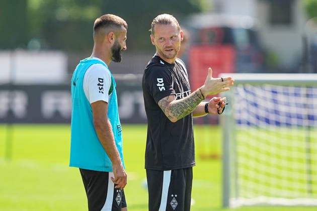 03.08.2026, xydrx, Fußball, Trainingslager, Borussia Mönchengladbach, Saison 2026 2027, Stadion am Birkenmoos: Franck Honorat (Borussia Moenchengladbach, 9) im Gespräch mit Eugen Polanski (Cheftrainer Borussia Moenchengladbach) DFB regulations prohibit any use of photographs as image sequences and or quasi-video. *** August 3, 2026, xydrx, soccer, training camp, Borussia Mönchengladbach, 2026–2027 season, Birkenmoos Stadium, Franck Honorat, Borussia Mönchengladbach, 9 in conversation with Eugen Polanski, head coach of Borussia Mönchengladbach. DFB regulations prohibit any use of photographs as image sequences and or quasi-video. Copyright: HMBxMedia YannisxDreimann