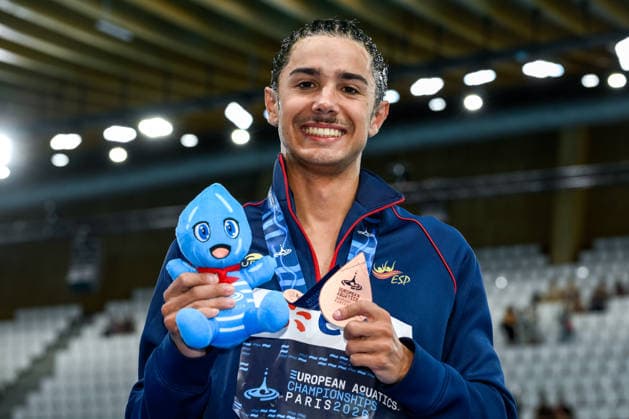 Jordi Caceres Iglesias of Spain shows the bronze medal after competing in the artistic swimming Solo Free Men Final during the European Aquatics Championships at the Olympic Aquatic Center in Paris (France), August 3, 2026. Andrea Staccioli
