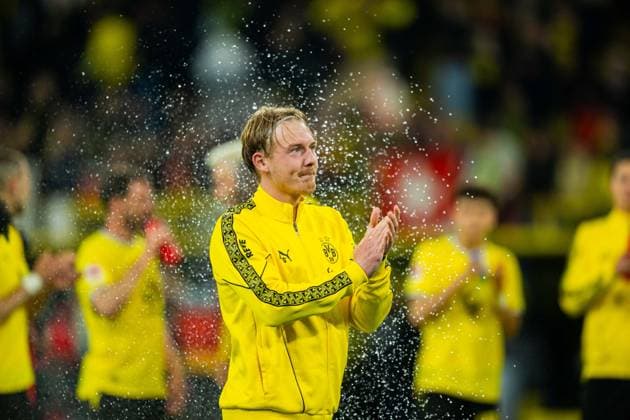 08.05.2026 - Fußball, 2025 2026, 1. Bundesliga, 33. Spieltag, Borussia Dortmund - SG Eintracht Frankfurt: Julian Brandt (Dortmund) nach dem Spiel in einer Wasserdusche, verabschiedet sich von den Fans DFL REGULATIONS PROHIBIT ANY USE OF PHOTOGRAPHS AS IMAGE SEQUENCES AND OR QUASI-VIDEO. *** May 8, 2026 Soccer, 2025–2026, Bundesliga 1, Matchday 33, Borussia Dortmund vs. Eintracht Frankfurt: Julian Brandt takes a water shower after the game and waves goodbye to the fans. DFL regulations prohibit any use of photographs as image sequences and or quasi-video.