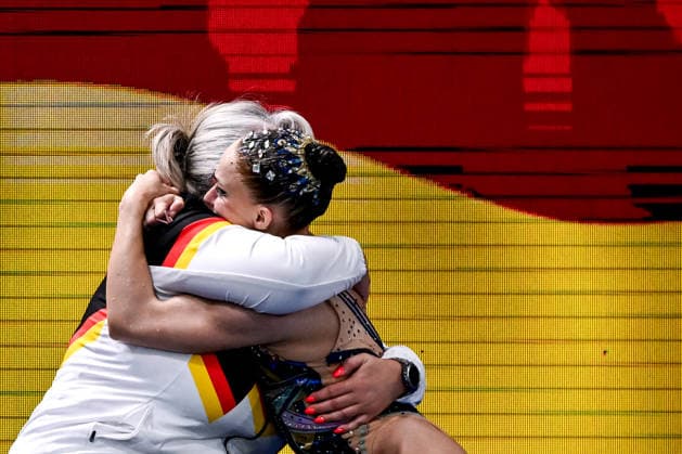 Klara Bleyer of Germany celebrates after winning the silver medal in the artistic swimming Solo Free Women Final with the coach during the European Aquatics Championships at the Olympic Aquatic Center in Paris (France), August 3, 2026. Andrea Masini Deepbluemedia Insidefoto