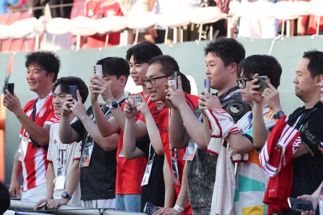 SKO, Südkoreaner sind begeisterte Bayern-Fans, Oeffentliches Training FC Bayern Muenchen vor dem Testspiel bei Jeju SK, Saison 2026-27, 03.08.2026 Bayern Muenchen Suedkorea Jeju *** SKO, South Koreans are avid Bayern fans, FC Bayern Munich open practice ahead of the friendly match against Jeju SK, 2026–27 season, March 8, 2026, Bayern Munich, South Korea, Jeju Copyright: xEibner-Pressefotox EP_JNL