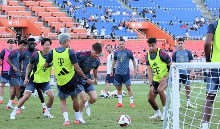 SKO, Luis Diaz (FC Bayern Muenchen 14) und Tom Bischof ( Bayern Muenchen 20), Oeffentliches Training FC Bayern Muenchen vor dem Testspiel bei Jeju SK, Saison 2026-27, 03.08.2026 Bayern Muenchen Suedkorea *** SKO, Luis Diaz (FC Bayern Munich 14) and Tom Bischof (Bayern Munich 20), FC Bayern Munich open practice ahead of the friendly match against Jeju SK, 2026–27 season, March 8, 2026, Bayern Munich, South Korea Copyright: xEibner-Pressefotox EP_JNL
