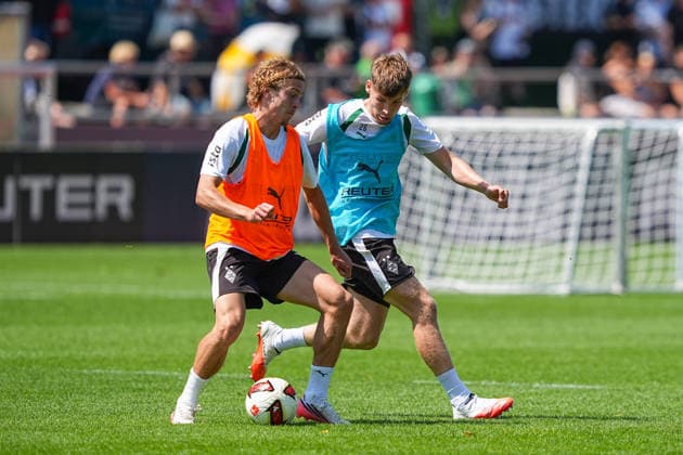 03.08.2026, xydrx, Fußball, Trainingslager, Borussia Mönchengladbach, Saison 2026 2027, Stadion am Birkenmoos: Hugo Bolin (Borussia Moenchengladbach, 38) im Zweikampf gegen Lukas Ullrich (Borussia Moenchengladbach, 26) DFB regulations prohibit any use of photographs as image sequences and or quasi-video. *** August 3, 2026, xydrx, soccer, training camp, Borussia Mönchengladbach, 2026–2027 season, Birkenmoos Stadium, Hugo Bolin, Borussia Mönchengladbach, No. 38 in a tackle against Lukas Ullrich, Borussia Mönchengladbach, No. 26. DFB regulations prohibit any use of photographs as image sequences and or quasi-video. Copyright: HMBxMedia YannisxDreimann