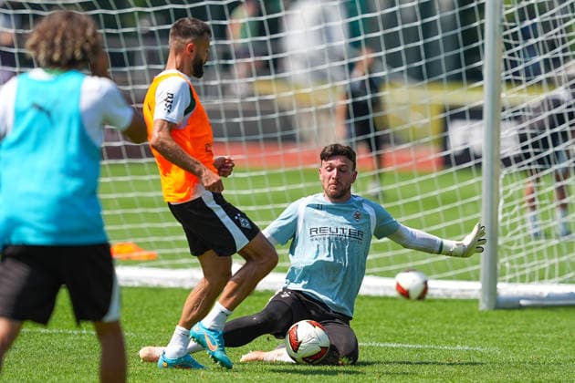 03.08.2026, xydrx, Fußball, Trainingslager, Borussia Mönchengladbach, Saison 2026 2027, Stadion am Birkenmoos: Franck Honorat (Borussia Moenchengladbach, 9) im Zweikampf gegen Tobias Sippel (Borussia Moenchengladbach, 21) DFB regulations prohibit any use of photographs as image sequences and or quasi-video. *** August 3, 2026, xydrx, soccer, training camp, Borussia Mönchengladbach, 2026–2027 season, Birkenmoos Stadium, Franck Honorat, Borussia Mönchengladbach; No. 9 in a tackle against Tobias Sippel, Borussia Mönchengladbach; No. 21. DFB regulations prohibit any use of photographs as image sequences and or quasi-video. Copyright: HMBxMedia YannisxDreimann