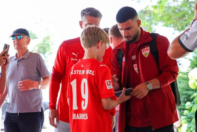 03.08.2026, Deutschland, Grassau, Fußball Bundesliga, Saison 2026 2027, Trainingslager VfB Stuttgart, Deniz Undav schreibt Autogramm *** August 3, 2026, Germany, Grassau, Bundesliga, 2026–2027 season, VfB Stuttgart training camp, Deniz Undav signs autographs